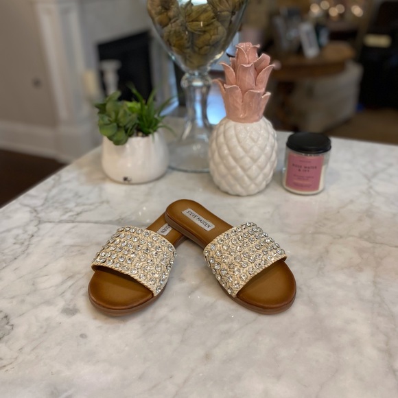 Steve Madden Shoes - 🖤STEVE MADDEN FIREWORK SLIDES!